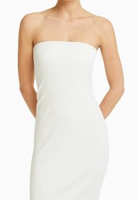 Witte strapless jurk gemaakt van ribbelstof, aansluitend ontwerp, op knielengte, met een gladde textuur en zonder zichtbare sluitingen of versieringen.