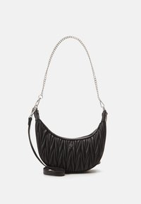 Sac à main en simili cuir noir avec texture matelassée, forme courbée, bandoulière en chaîne argentée et un petit accent de logo à l'avant.