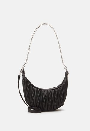 Schwarze Handtasche aus Kunstleder mit gestepptem Muster, geschwungener Form, silberner Kettenriemen und einem kleinen Logo-Akzent auf der Vorderseite.