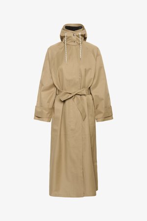 Beež pikk vihmamantel kapuutsi, paelkirje, presskinnitused, vööga talje ja laiade varrukakääridega, mõeldud niiske ilma kaitseks.