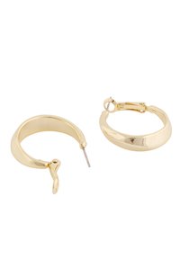 Guldhoopörhängen med en slät, rund design. Utrustad med en gångjärnslås och en polerad yta, som mäter ungefär 2 cm i diameter.