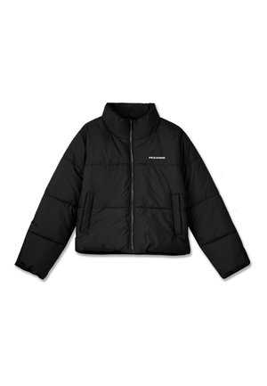 Chaqueta acolchada negra corta con cuello alto, cierre de cremallera y bolsillos laterales. Presenta un logo sutil en el pecho y un diseño acolchado.