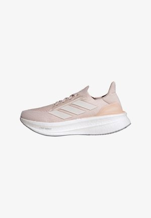 Scarpa sportiva rosa chiaro con tomaia in maglia, tre strisce laterali bianche, un tallone testurizzato e un'intersuola bianca ammortizzata etichettata "Light Boost".