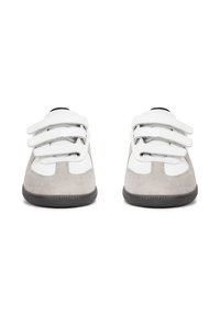 Hallid hallist nahast kingad valgete nahasäradega, millel on kolm Velcro rihma ja must kummist tall. Ümar nina ja minimalistlik disain.