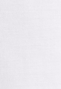 Biały tkanina o delikatnym splocie, jednolicie jasnym kolorze, gładkiej powierzchni, bez widocznych wzorów czy zdobień.