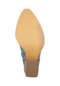 Podeszwa z denimu z beżowym blokowym obcasem i teksturowanym dnem. Podeszwa jest gładka z rowkami dla chwytu i stabilności.