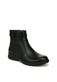 Stivale alla caviglia in pelle nera con una texture liscia, caratterizzato da un dettaglio in fibbia e una suola imbottita per il comfort. Punta rotonda e silhouette slanciata.