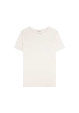 Camiseta de manga corta y cuello redondo en color blanco roto, hecha de un material de algodón ligero con una textura suave y un ajuste relajado.