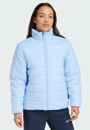 Lichtblauwe geïsoleerde donsjack met hoge kraag, doorgestikte structuur en ritssluiting aan de voorkant. Voorzien van een klein wit logo op de borst.