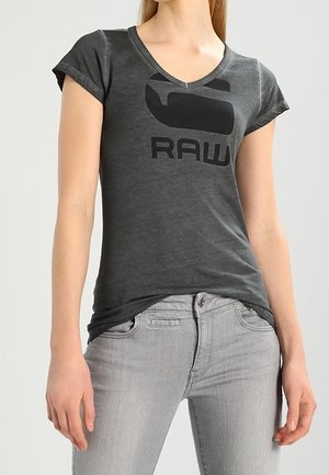 Donkergrijs katoenen T-shirt met V-hals en korte mouwen, met een groot zwart "RAW" logo op de voorkant. Getailleerd ontwerp.