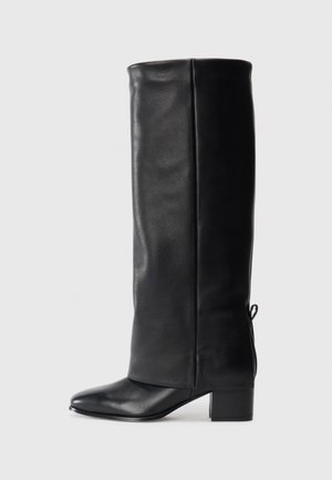 Bottes noires en cuir, montantes jusqu'au genou, avec une finition lisse, un bout carré, un talon carré et un détail de lacet sur le côté pour un ajustement réglable.