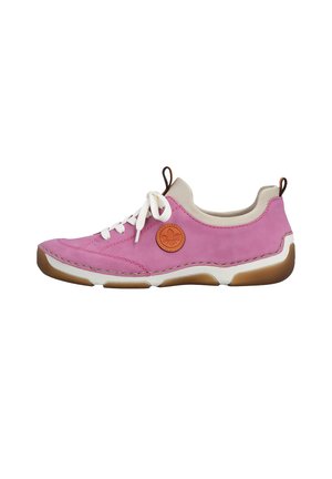 Sneaker casual in pelle rosa con lacci bianchi, collo beige, patch logo in pelle marrone e suola segmentata bianca e marrone.