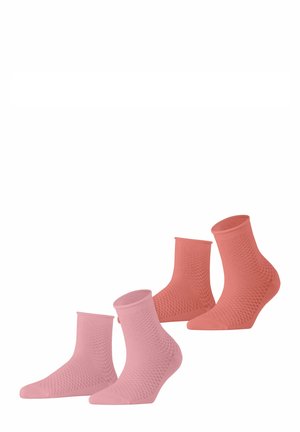 Twee paar enkel sokken in lichtroze en koraal, met een gestructureerd patroon en ribbelboorden, gemaakt van zacht, rekbaar materiaal.