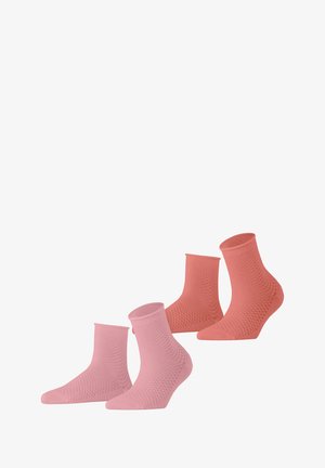 Deux paires de chaussettes de cheville en rose clair et corail, avec un motif texturé et des poignets côtelés, fabriquées en matériau doux et extensible.