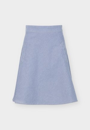 Blå og hvide diagonale striber A-formet nederdel med taljebånd og sidelommer på hvid baggrund.