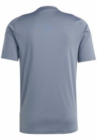 T-shirt gris à manches courtes, en tissu lisse, col rond, coupe droite, avec un design minimaliste et une petite touche de jaune près de l'ourlet.