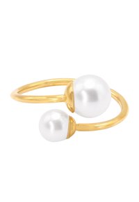 Anello in metallo dorato con due perle bianche di dimensioni diverse, caratterizzato da un design minimalista e aperto, con una finitura liscia e lucida.
