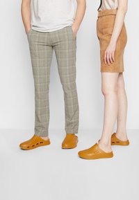 BOSS TITANIUM UNISEX - Mulas - dark yellow