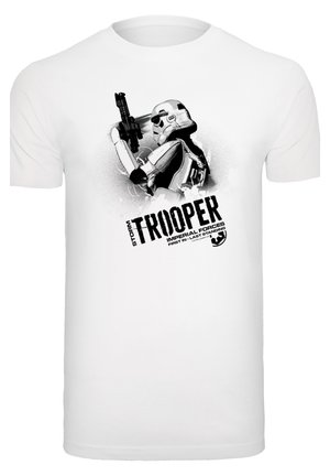 Valge puuvillane T-särk, millel on must graafikaprint, kus on kujutatud stormtrooperit, kes hoiab käes relva, ja tekst "STORM TROOPER" julge fondiga.