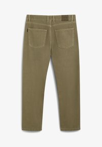Pantalones de algodón verde oliva con corte recto, que cuentan con dos bolsillos traseros y un parche de cuero en la cintura. Textura suave, sin patrones visibles.