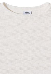 Pull blanc en maille avec un col rond et une petite étiquette blanche à l'intérieur du col indiquant le nom de la marque "CECIL".
