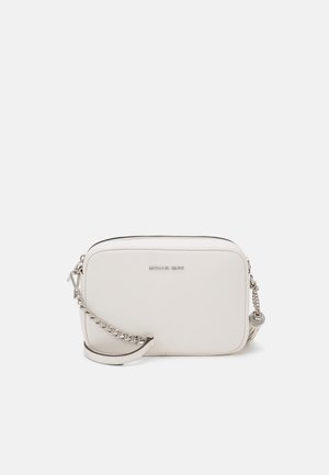 Mała biała prostokątna torba na ramię z srebrnym łańcuszkiem i zamkiem błyskawicznym, logo Michael Kors na środku z przodu.