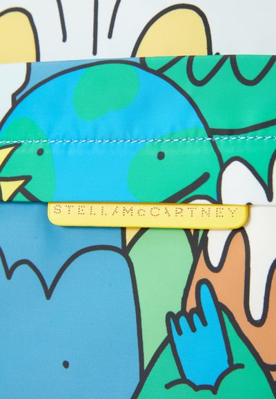 Țesătură colorată cu un design de tip desen animat, având elemente verzi, albastre și galbene, o etichetă galbenă cu numele "STELLA McCARTNEY" și detalii conturate.