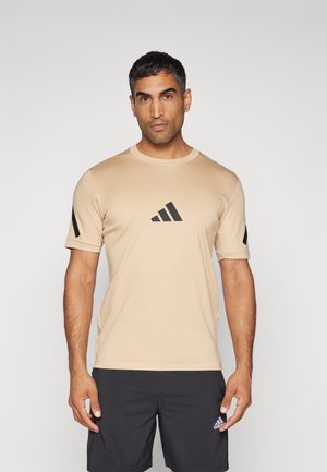 adidas Sportswear Z.N.E. TEE - Camiseta estampada - magic beige