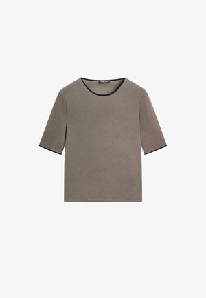 Gray short-sleeve t-shirt made of soft fabric, featuring a round neckline with a black trim and a relaxed fit. Simple and versatile design.