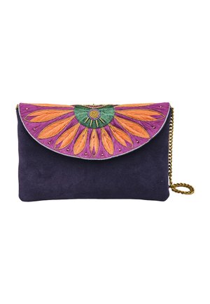 Pochette rectangulaire violet foncé avec rabat semi-circulaire brodé d'un motif floral orange, violet et vert avec une chaîne dorée sur fond blanc.