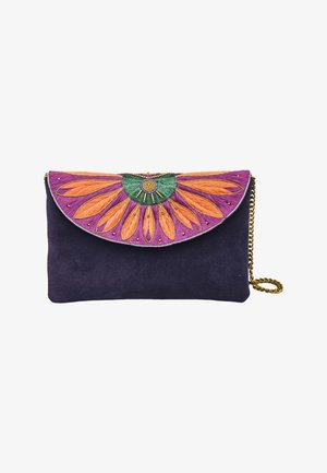 Pochette rectangulaire violet foncé avec rabat semi-circulaire brodé d'un motif floral orange, violet et vert avec une chaîne dorée sur fond blanc.