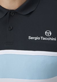 Čierna polo košeľa s golierom, ktorú zdobia horizontálne pruhy v bielej a svetlo modrej farbe, textúrovaná látka a logo na ľavom prsníku.