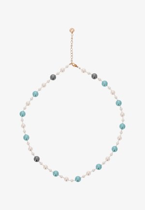 Nyaklánc váltakozó nagy fehér, türkiz és néhány fekete gyönggyel, kis áttetsző távtartó gyöngyökkel, valamint arany lánc záróval és hosszabbítóval.