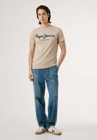 Pepe Jeans ORIGINAL STRETCH  - Majica kratkih rukava s printom - stone beige