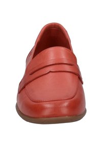 Rote Leder-Loafers mit glatter Oberfläche, slip-on Design und zwei dekorativen horizontalen Riemen über dem oberen Teil. Flache Gummisohle.