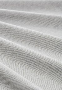 Grijze stof met subtiele horizontale strepen, met een gladde textuur en een soepele val, ideaal voor kleding of stofferingstoepassingen.