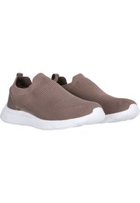 Braune Strick-Slipper mit strukturiertem Obermaterial, weißer Sohle und dezenten Details an der Ferse für zusätzlichen Halt und Unterstützung.