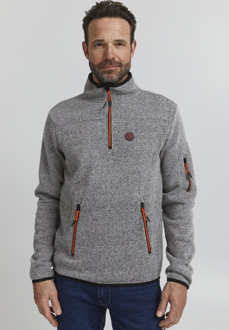Pulover gri din fleece cu guler înalt, având șnururi de fermoar negre și portocalii și două buzunare frontale cu fermoar. Material texturat cu detaliu logo.