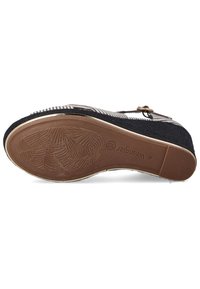 Scarpa in tessuto nero con motivo intrecciato, dotata di suola in gomma marrone texturizzata, dettagli in metallo e una forma confortevole.
