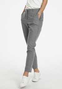 Grå, skräddarsydda byxor med ett strukturerat, vävt mönster, med sidofickor och smal passform, tillsammans med vita sneakers.