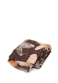 Sciarpa marrone a fantasia con grandi foglie beige chiaro e piccoli punti bianchi; texture morbida con bordi frangiati. Piegata ordinatamente.