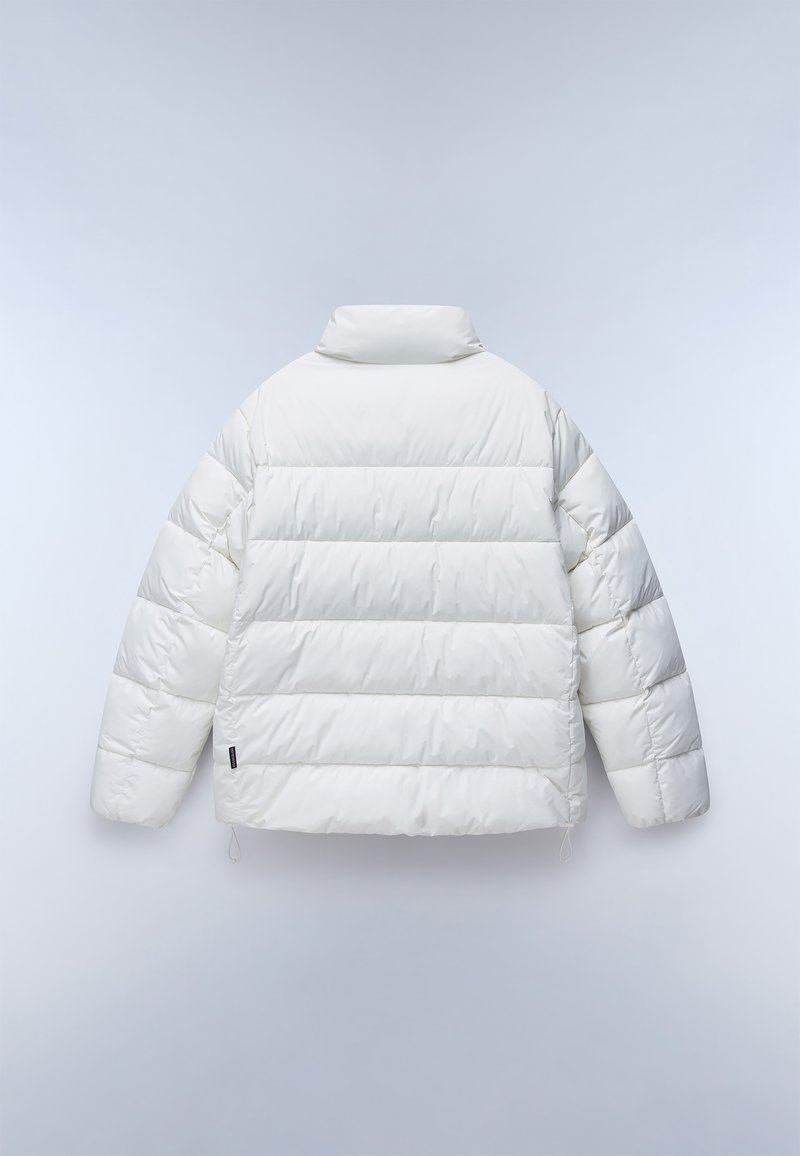 Biała puchowa kurtka z wysokim kołnierzem, pikowanymi sekcjami i luźnym krojem. Wykonana z gładkiego, błyszczącego materiału z elastycznymi mankietami.