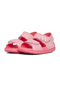 Rosa Sandalen mit weißen Streifen, ausgestattet mit verstellbaren Klettverschlussriemen, einem offenen Zehendesign und einer strukturierten Gummisohle für besseren Halt.