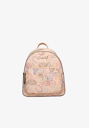 Beige rugzak met een voorvak met ritssluiting, bedekt met kleurrijke paspoortstempelpatronen en een bovenhandvat.