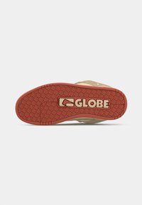 Semelle de chaussure avec un motif de bande de roulement rouge comportant le logo "GLOBE" et une icône stylisée de chaussure au centre.