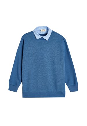 Blauwe trui met een lichtblauw overhemd met kraag eroverheen. Heeft lange mouwen en een geribbelde zoom. Materiaal lijkt zacht met een gestructureerd patroon.
