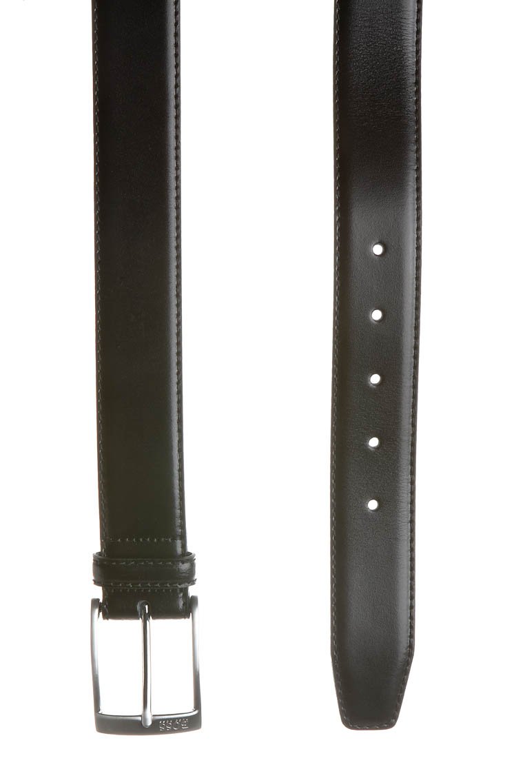 Cintura in pelle nera con una superficie liscia, fibbia in metallo argentato e più fori per le regolazioni. Design piatto adatto a vari outfit.