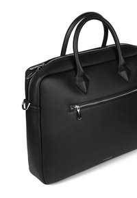 Schwarze Lederakte mit strukturierter Oberfläche, abgerundeten oberen Griffen, einer vorderen Reißverschlusstasche und silbernen Hardware-Details.