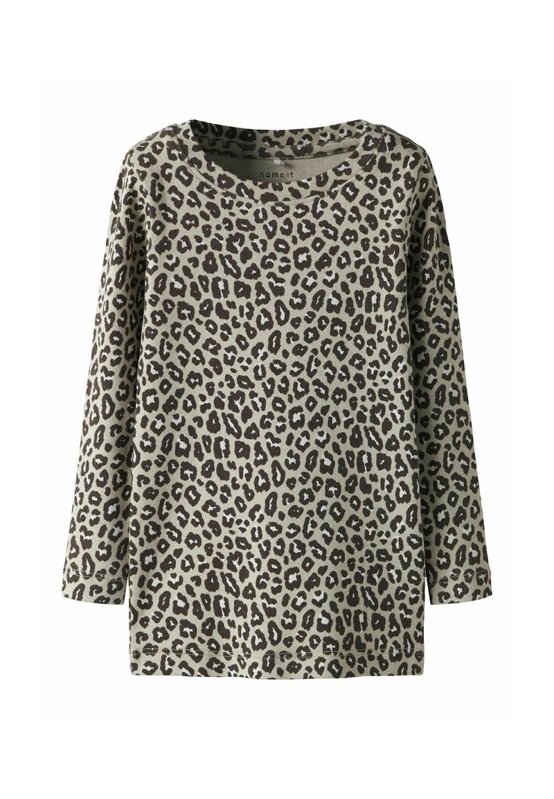 Langsleeve top van zacht, lichtgewicht materiaal met een groen-grijze basis en een donkerbruine panterprint, met een ronde hals.