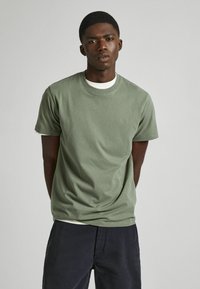 Pepe Jeans CONNOR - Navadna majica - umber green